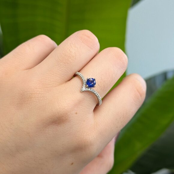Ceylon Blue Sapphire Ring in 14K Solid Gold with Chevron Diamond Pavé Shank - Picture 3 of 8